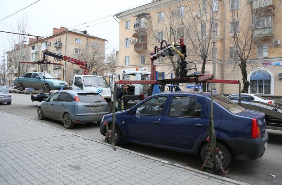 Водителей Астрахани приучат правильно парковаться
