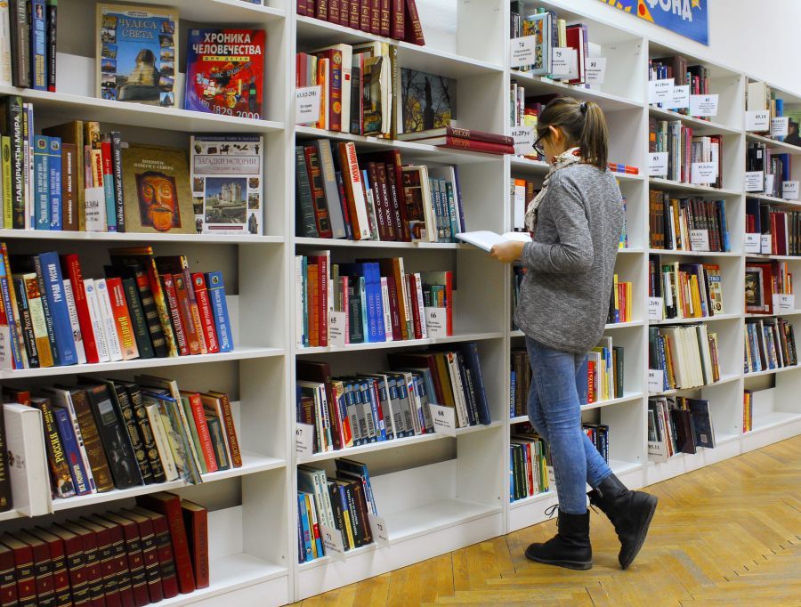 В Астрахани дизайнеров и диджея переквалифицируют в библиотекари