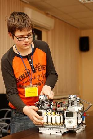 Юный астраханец собрал станок-робот из «Лего»