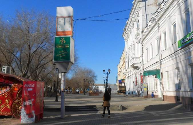 В центре Астрахани год стоят сломанные часы