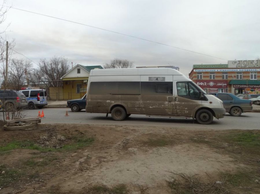 В Астрахани мальчик попал под колеса маршрутки