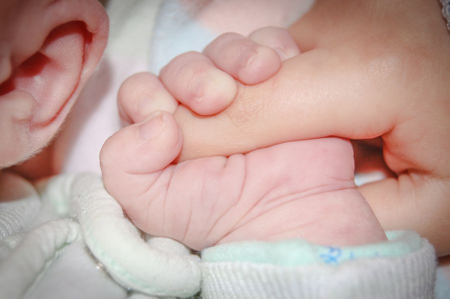 В астраханском подъезде нашли брошенную новорожденную