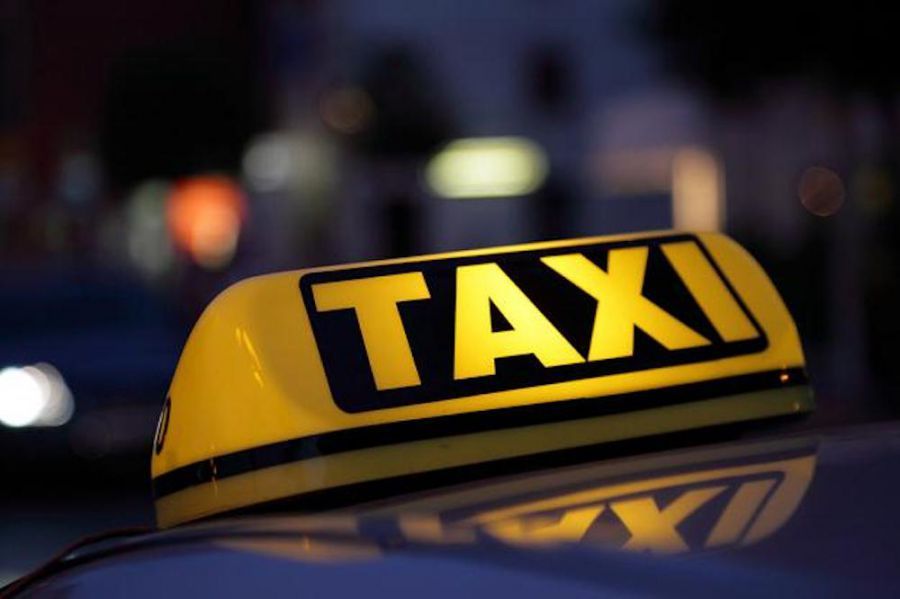 В Астрахани мужчина избил и ограбил девушку-таксиста