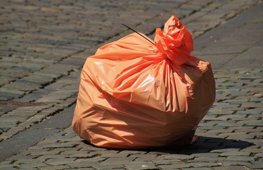 Астраханцам не дают заплатить за вывоз мусора