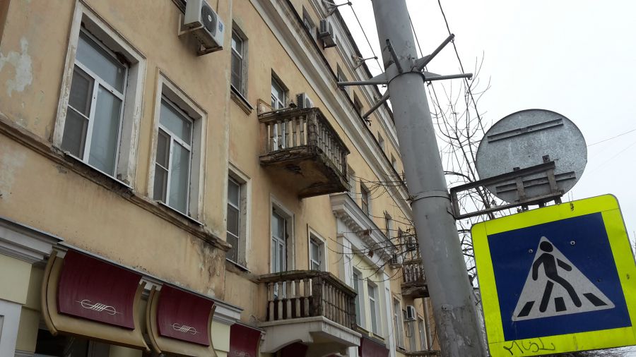 В центре Астрахани осыпаются старые балконы