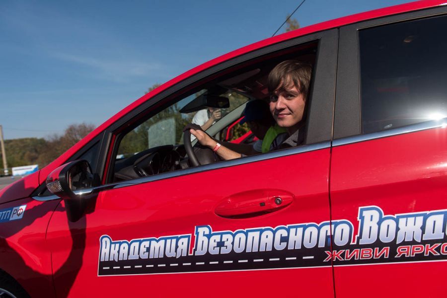 Начинающих астраханских автолюбителей бесплатно обучат защитному вождению