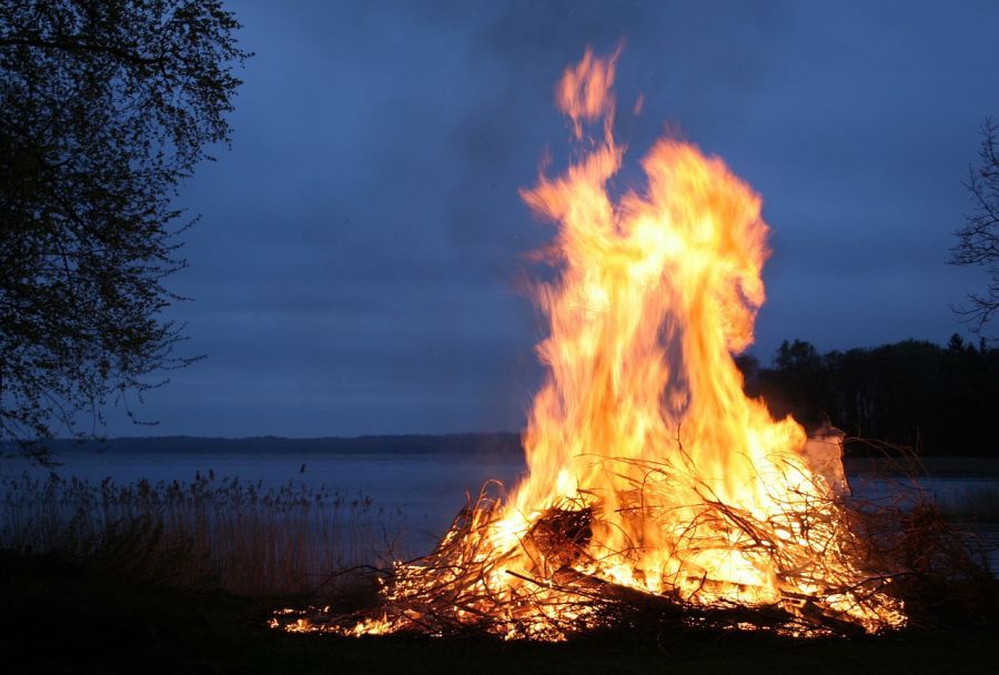 В Астрахани вновь горит Городской остров