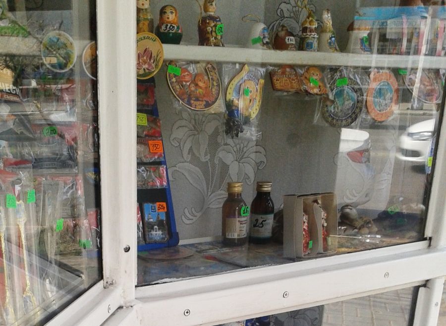 Астраханские сувениры продают вместе с «фанфуриками»