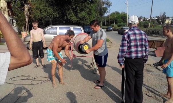 Жители Астрахани продолжают самостоятельно ремонтировать дороги