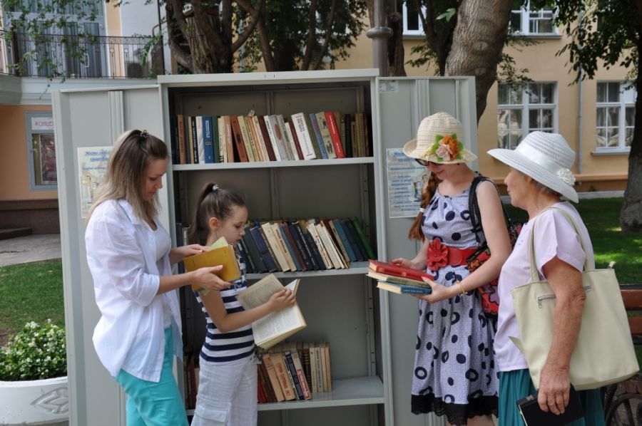 В Астрахани открыты два бесплатных книжных шкафа