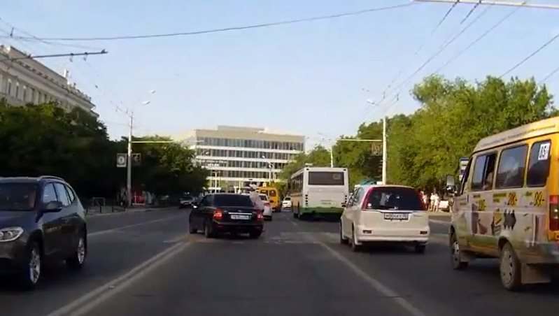 В Астрахани пешеход врезался в «Приору»
