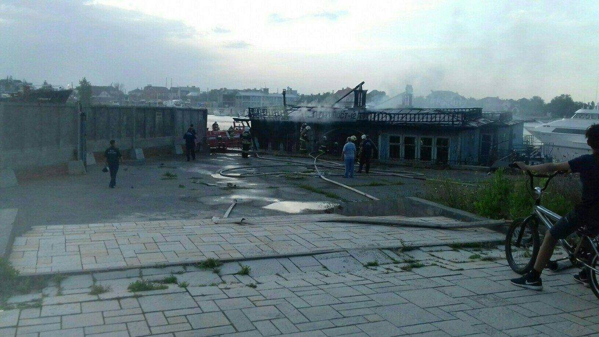 В Астрахани сгорели два бывших причала речных трамвайчиков