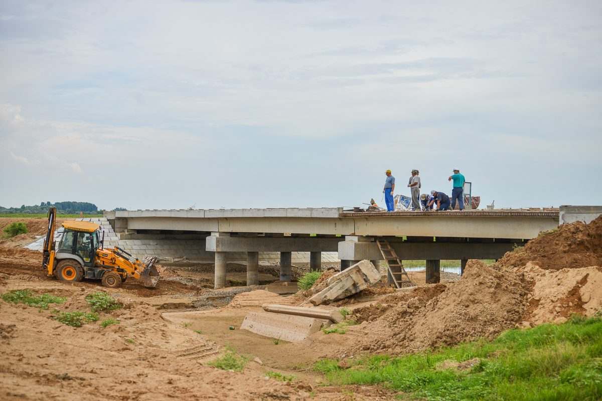 В Астраханской области строят новую дорогу