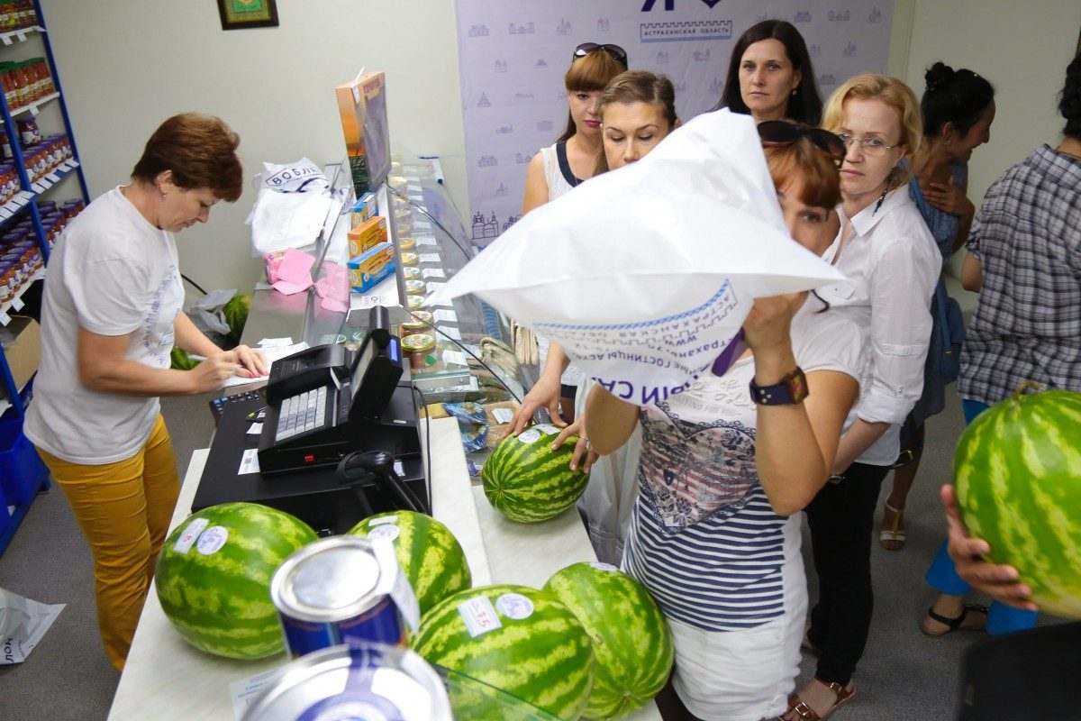 Возле кремля начали продавать брендированные астраханские арбузы