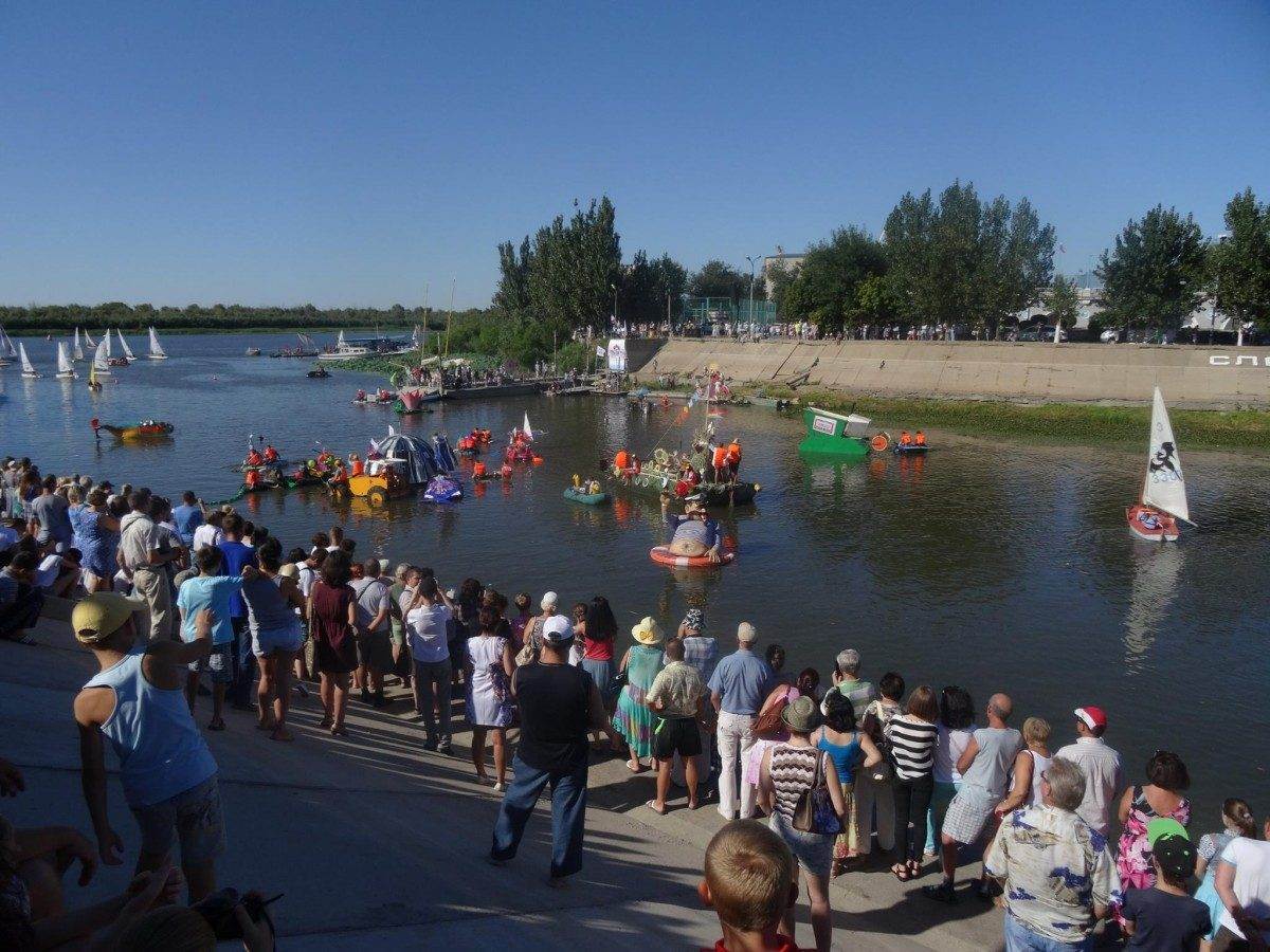 В Астрахани прошел фестиваль нетрадиционных плавсредств