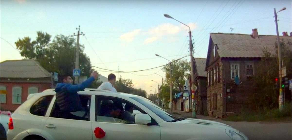 Водитель перекрывшего улицу Кирова свадебного «Порше» извинился
