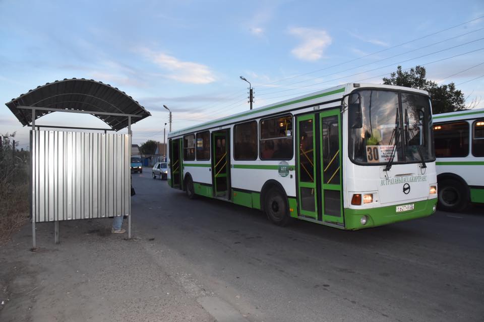 В Астрахани начали обустраивать автобусные остановки