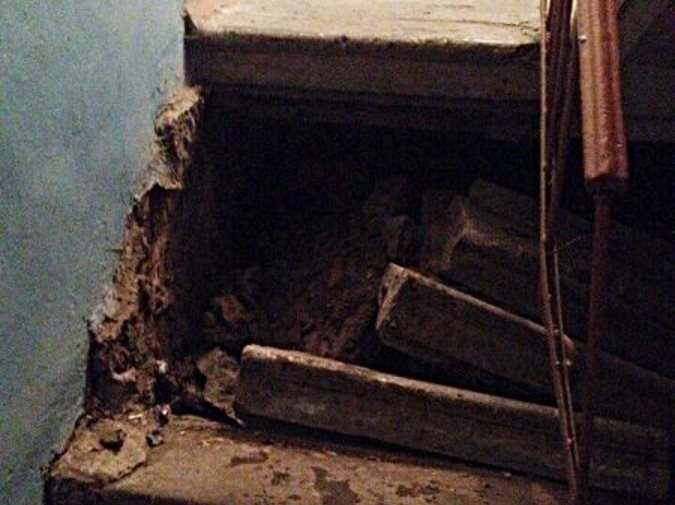 В многоэтажке на улице Яблочкова обвалилась лестница