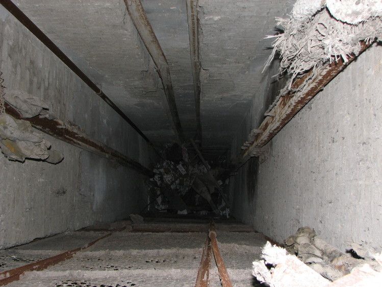 В Астрахани восьмилетний мальчик упал в шахту лифта