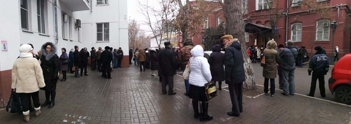 Астраханские пенсионеры снова митингуют под окнами Облдумы