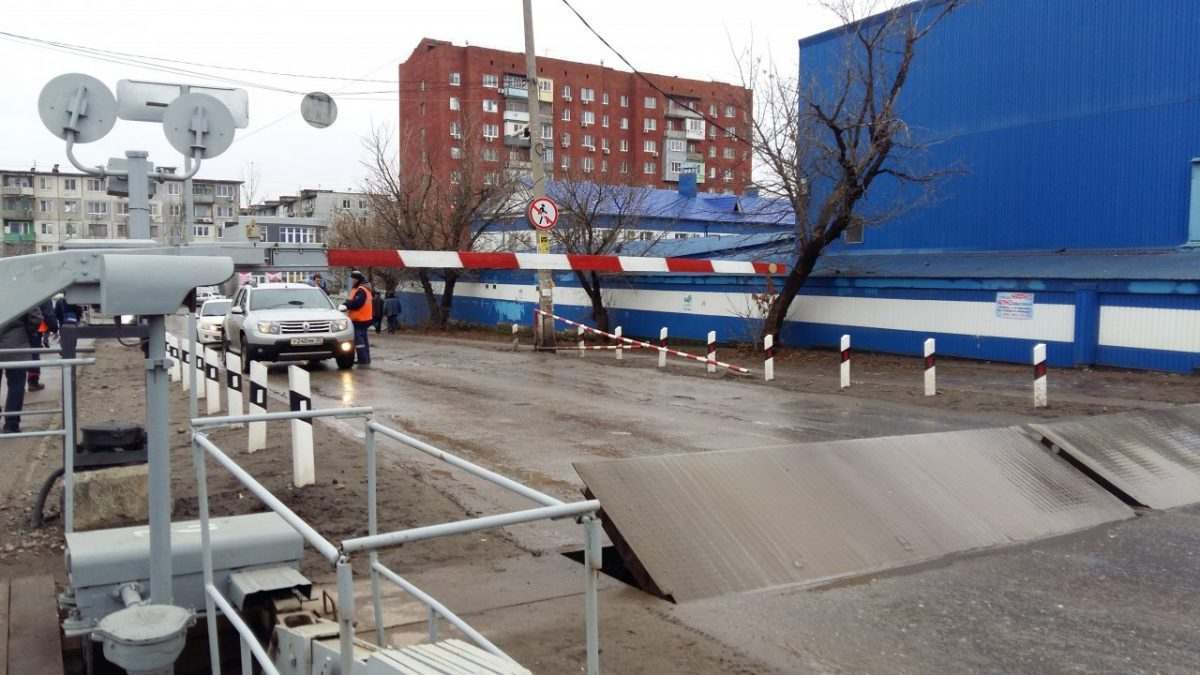 Астраханским водителям напомнили о безопасности на переездах