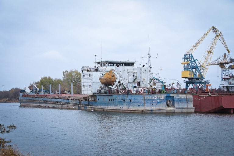 Брошенный сухогруз может привести к исчезновению одной из рек в Астрахани
