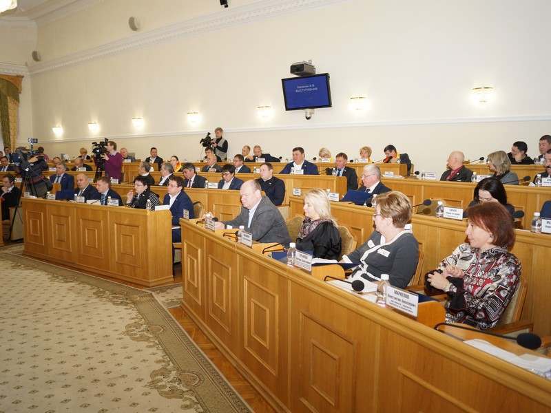Число астраханских депутатов хотят уменьшить и сэкономить 50 млн рублей
