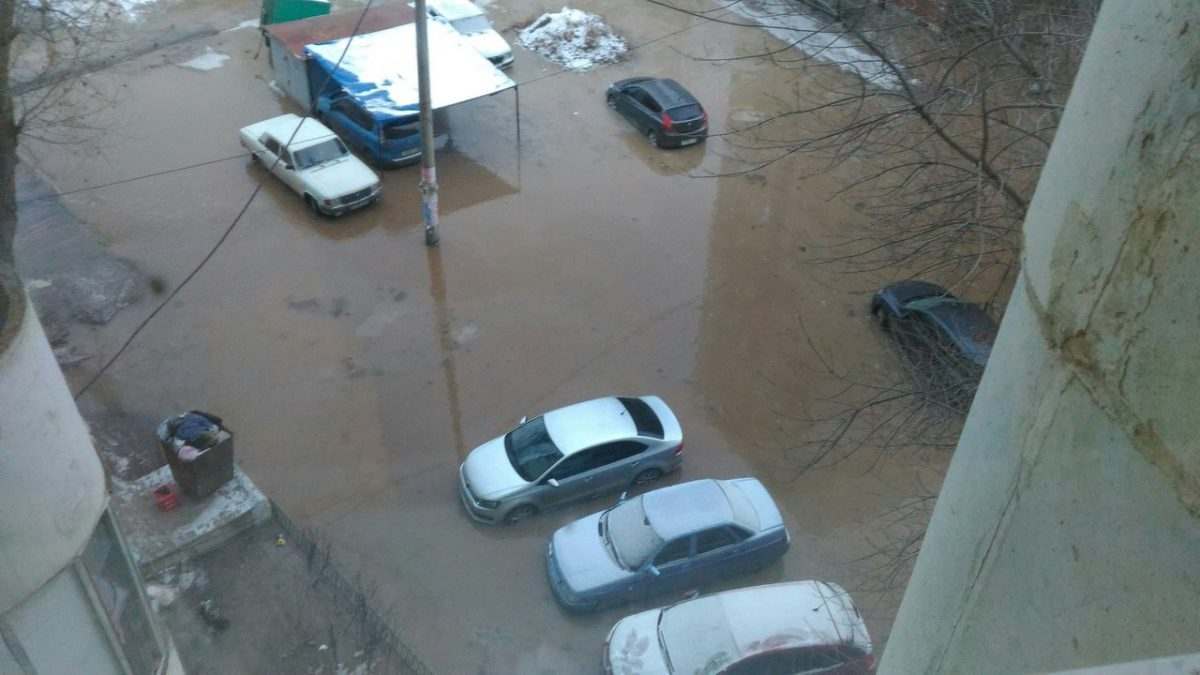 Видео: на улице Куликова прорвало трубу с холодной водой