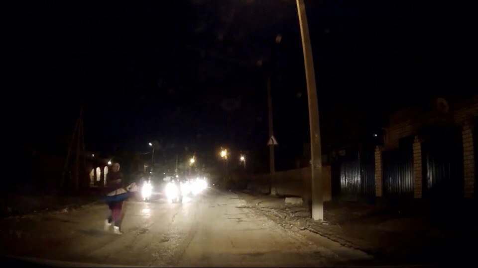 Астраханцы обсуждают видео, на котором мать перебегает дорогу с младенцем на руках