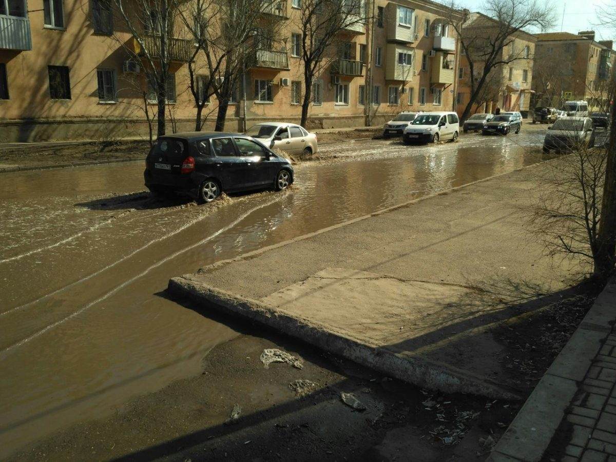 Видео: улицу Волжскую затопило из-за коммунальной аварии
