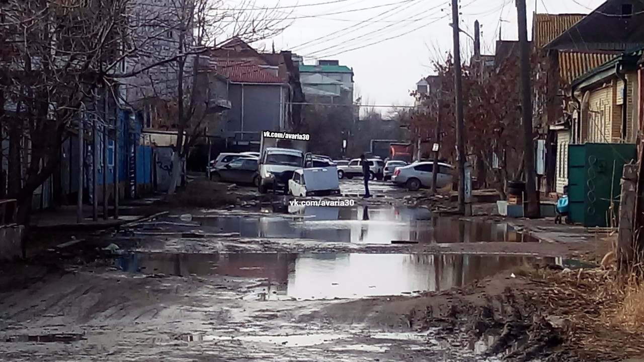 Через несколько улиц от Астраханского кремля машина наполовину увязла в  грязи | АРБУЗ