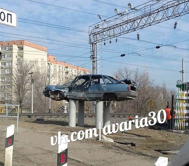 В Астрахани разбитая машина стала памятником