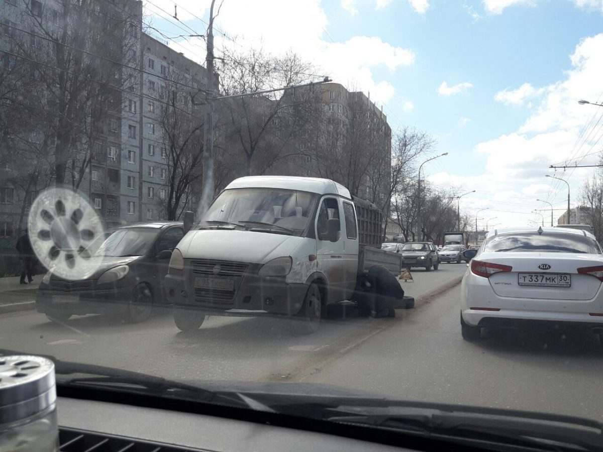 В Астрахани у «Газели» оторвалось колесо посередине дороги