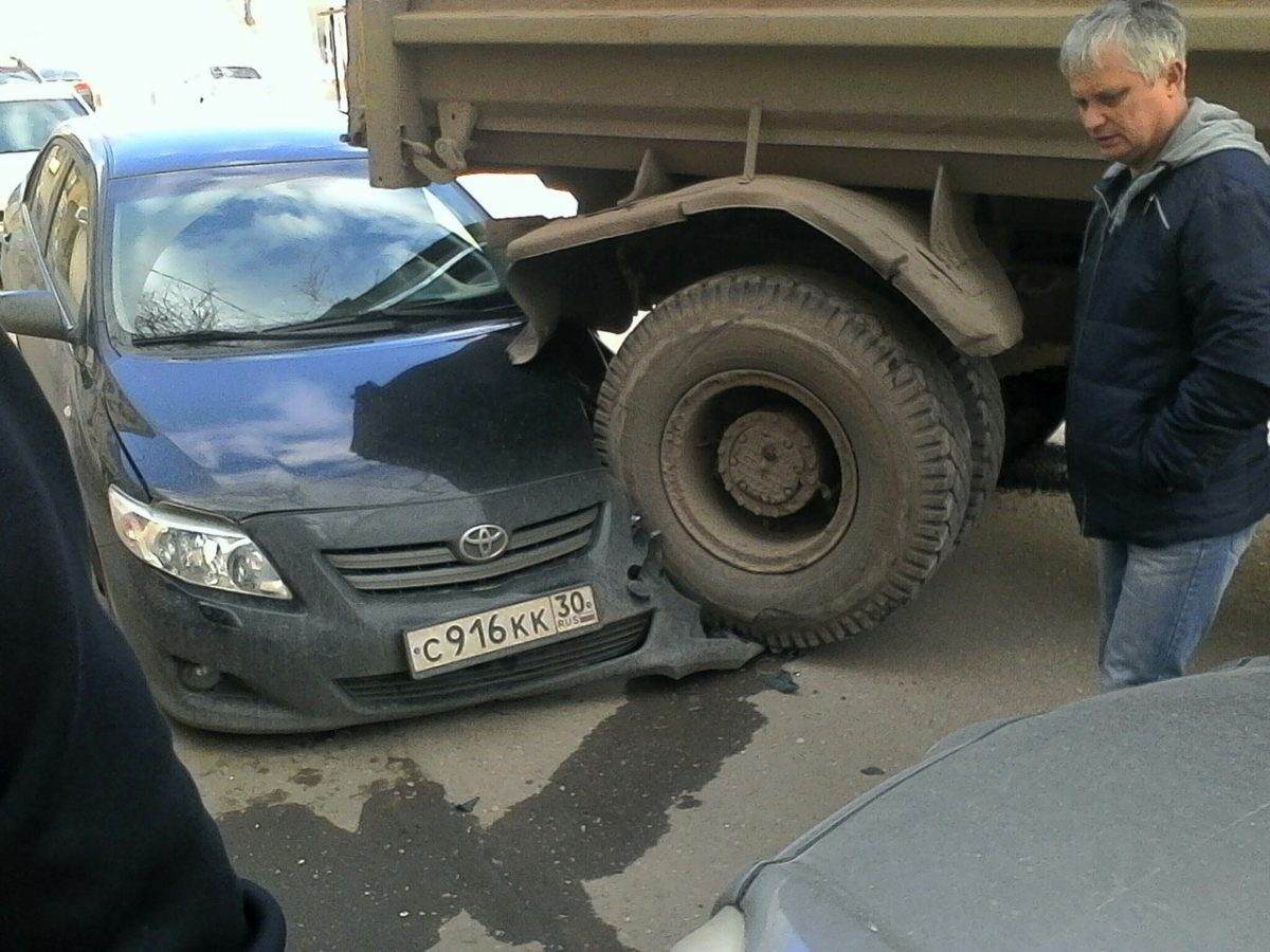 В центре Астрахани грузовик заехал на припаркованную иномарку