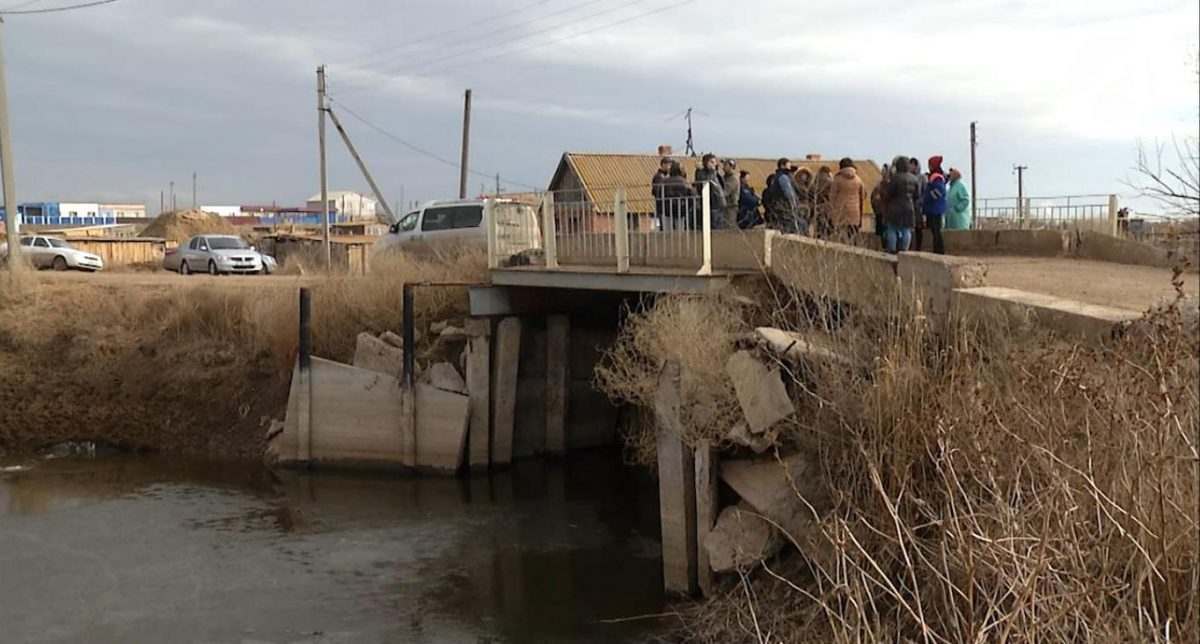 Астраханцы своими силами укрепляют хлипкий мост