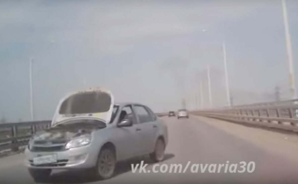 Неосторожное движение рулем привело к сильной аварии в Астрахани