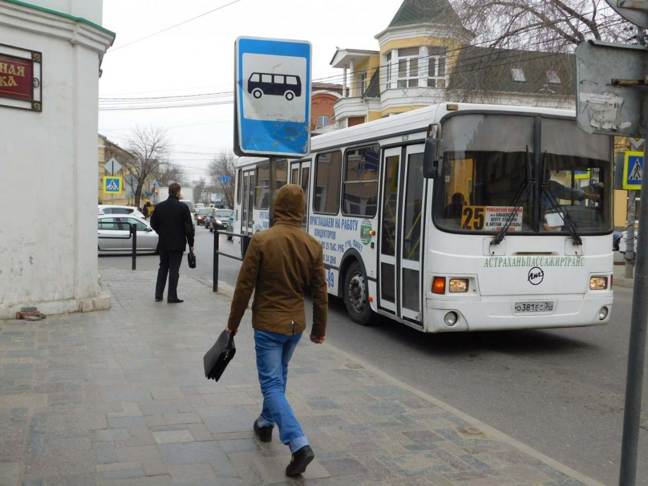 Астрахань транспорт. Астрахань общественный транспорт. Городской транспорт Астрахань. Остановка общественного транспорта Астрахань. Остановка общественного транспорта Астрахань реформа.