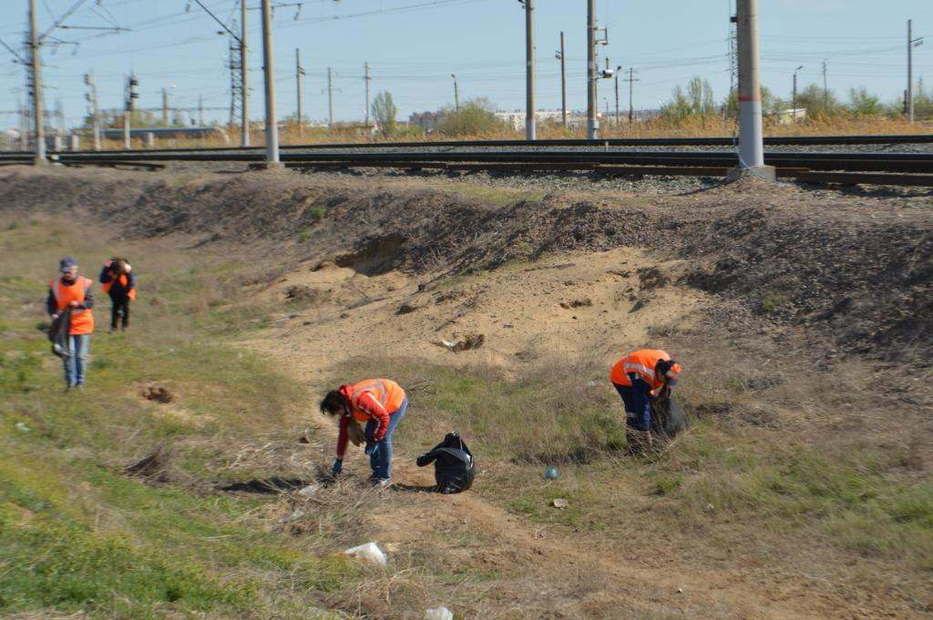 Астраханские железнодорожники вышли на экологический субботник
