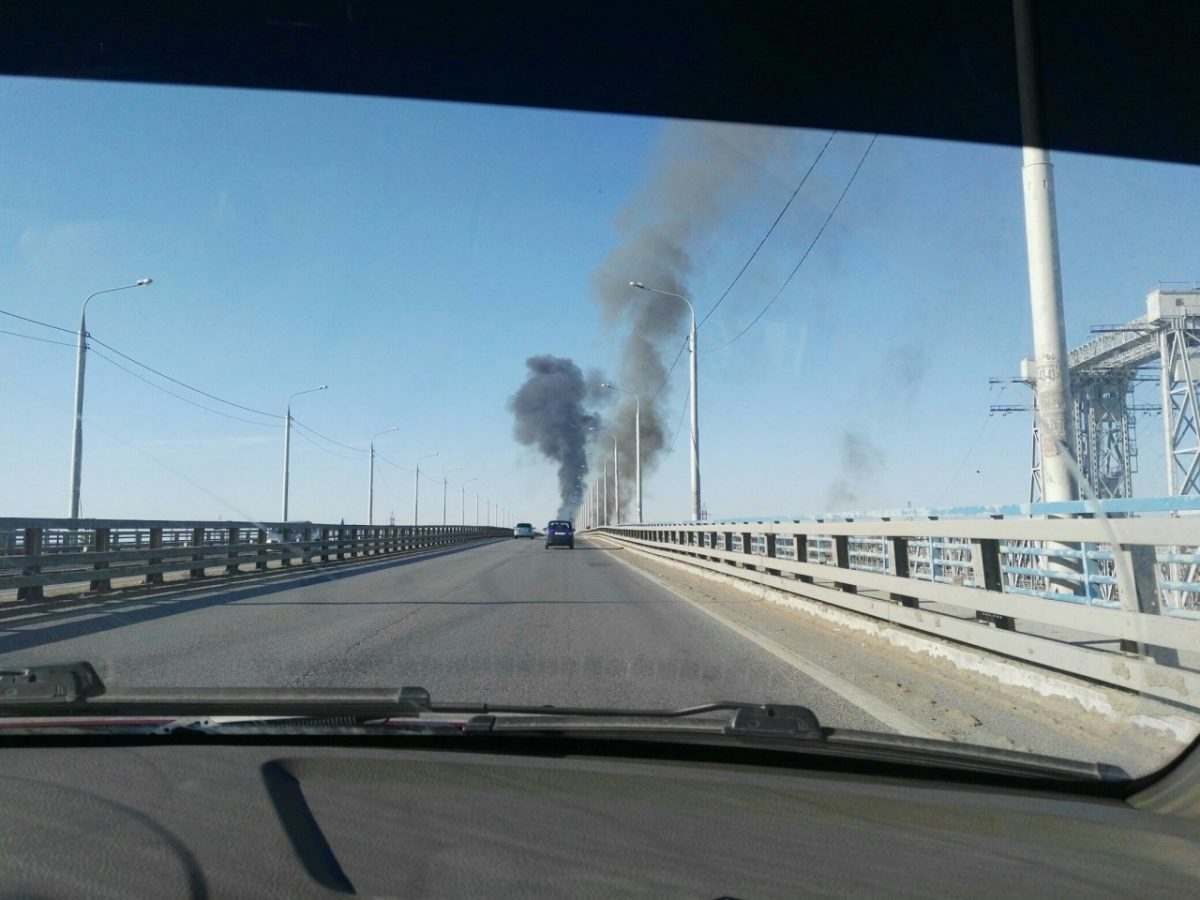 Видео: в Астрахани дожигают последний камыш у моста на Бабаевского
