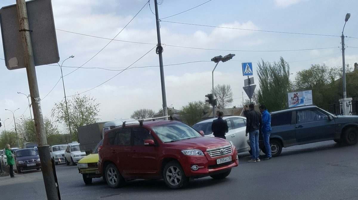 В Астрахани четыре авто столкнулись хороводиком