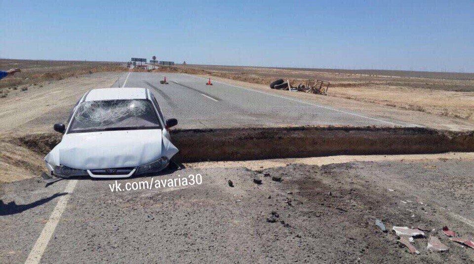 На казахстанской трассе пугающая авария: автомобиль ушел под землю