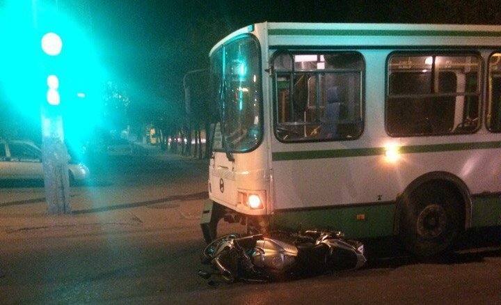 В центре Астрахани автобус сбил мотоциклиста