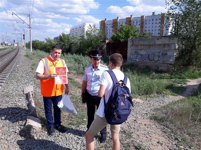 Астраханцам напомнили о правилах поведения на железной дороге