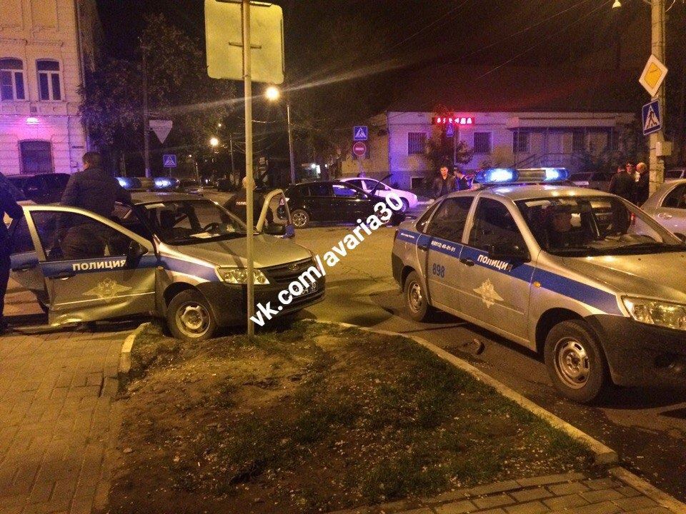 В центре Астрахани столкнулись машина Росгвардии и иномарка