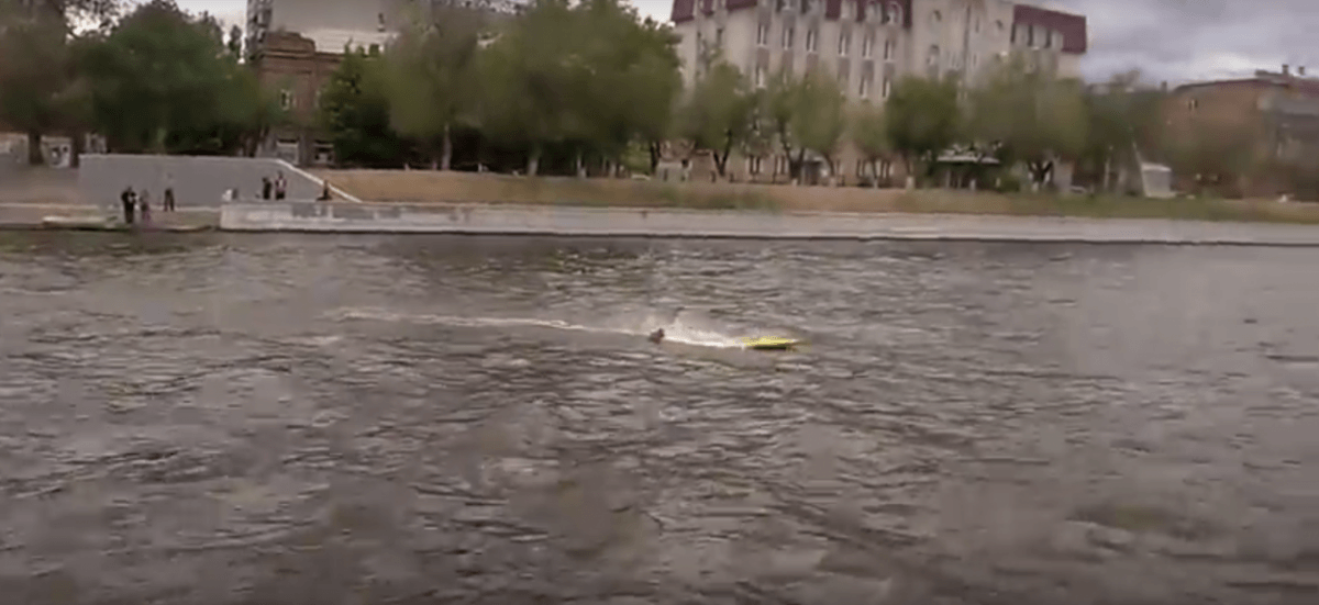 Астраханцы устроили гонки на лодках