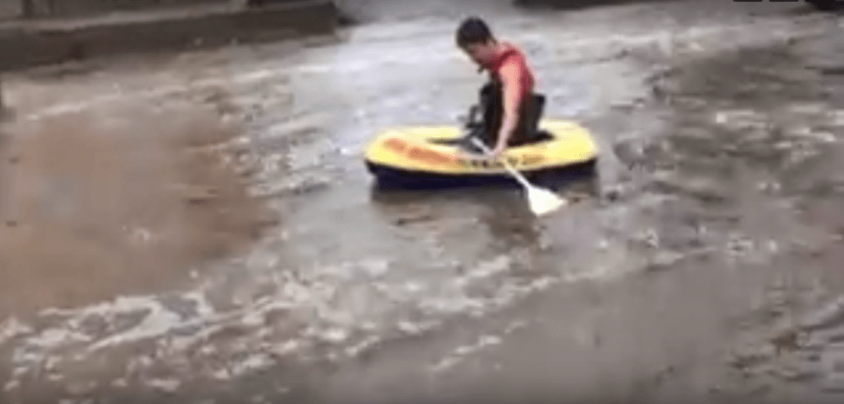 Мужик и море: астраханец дрейфует по улицам на лодке