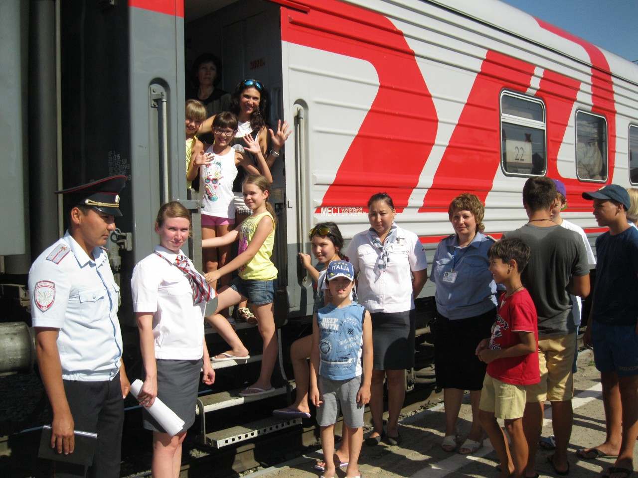 Ржд дети до 17 лет. Поезда для детей. Группа детей в поезде. Детский лагерь в поезде. Организованная группа детей на ЖД.