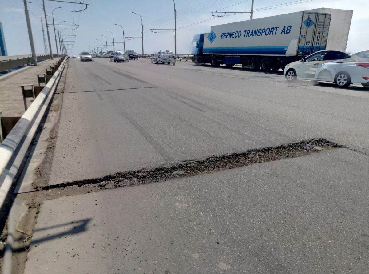 На Новом мосту в Астрахани образовалась новая яма