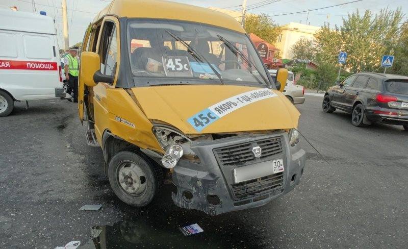 Из-за маршрутки в Астрахани произошла крупная авария (видео)