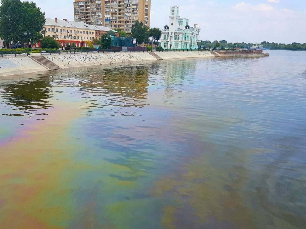 Астраханцы заметили на Волге крупное нефтяное пятно